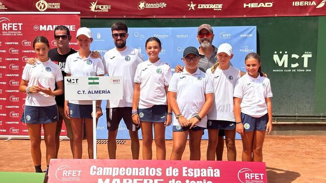 Los componentes del Club de Tenis Almería posan durante el Campeonato de España alevín.