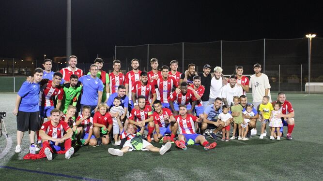 Los jugadores del Poli Almería posan después de hacerse con el Memorial Rafael Torres Tripiana.