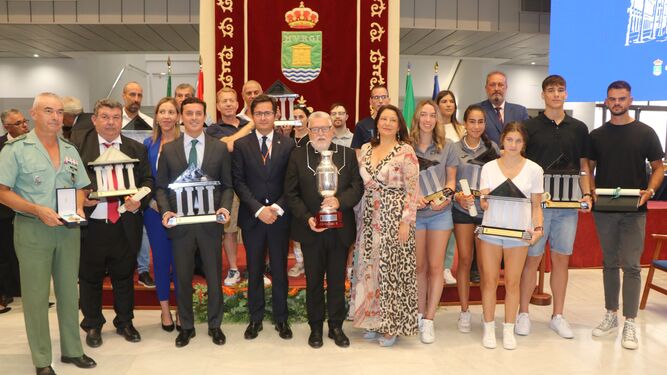 Foto de familia de los galardonados en la pasada edición de los Premios del Deporte de El Ejido.