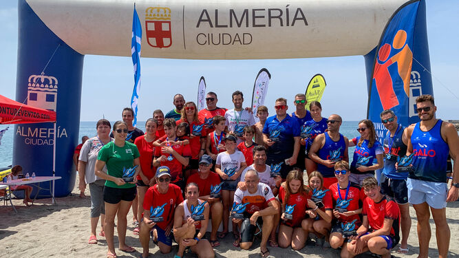 Foto de familia en el podio con parte de los nadadores ganadores de la Travesía a Nado Ciudad de Almería Carlos Tejada.
