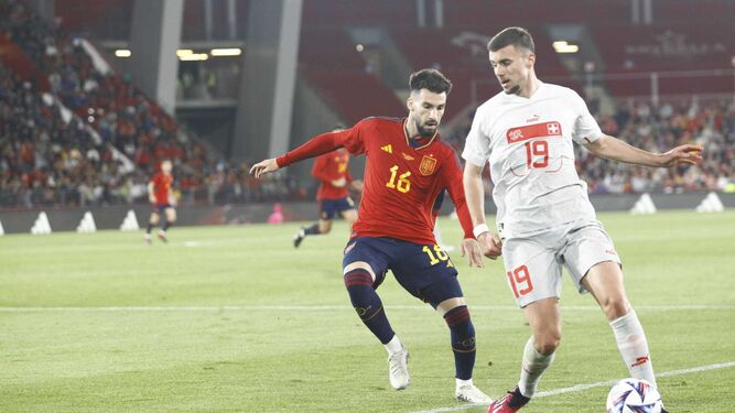 Álex Baena presiona a un jugador suizo durante el partido que jugó con la selección española sub-21 en Almería.