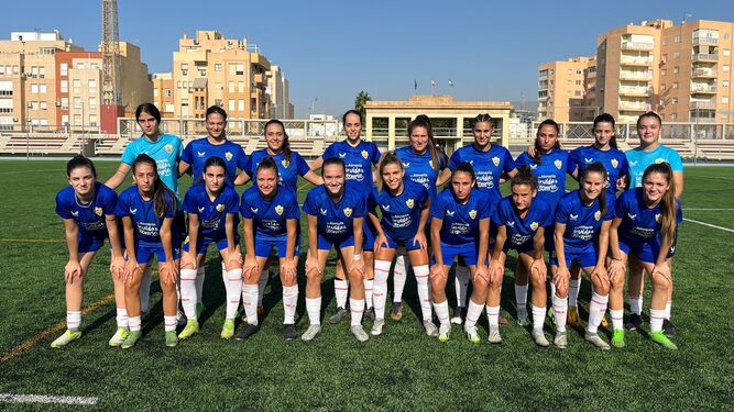 Las jugadoras del Almería femenino posan antes de un partido de pretemporada disputado en el Emilio Campra.