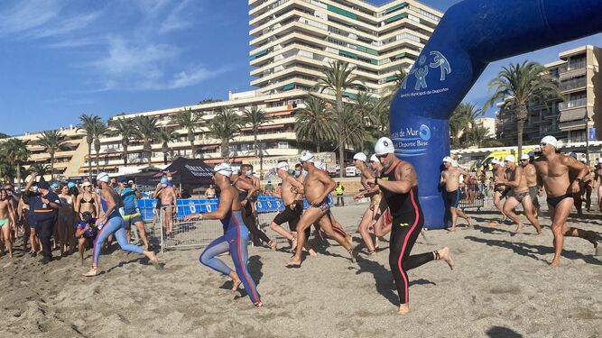 Los nadadores ponen rumbo al mar durante la pasada edición de la Travesía a Nado “Puerto de Aguadulce”.