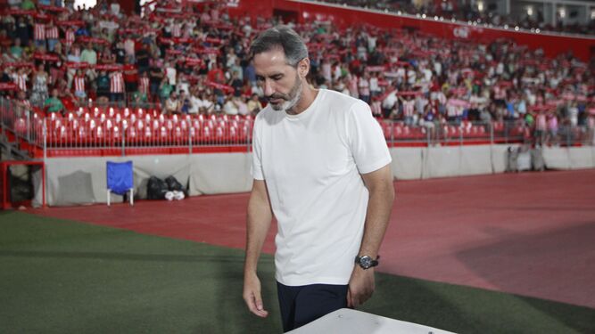 El técnico valenciano se dirige al banquillo antes del pitido inicial del Almería-Celta