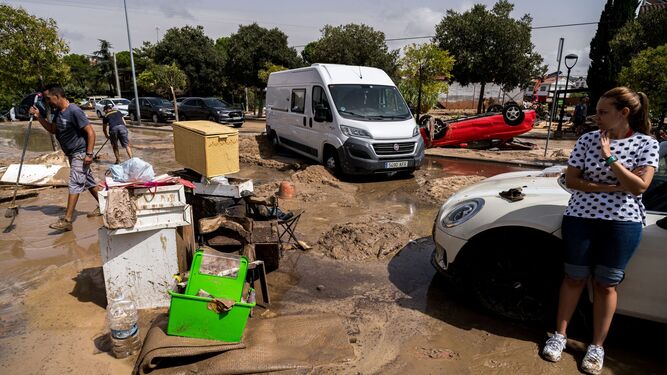 Vehículos dañados por las inundaciones del pasado domingo en la localidad de El Álamo en Madrid.
