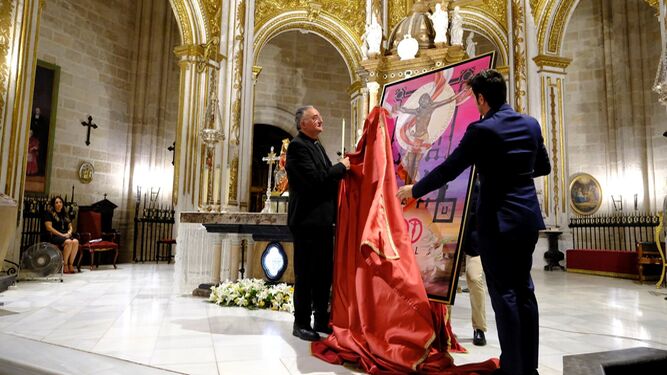 Momento en que Mons. Gómez Cantero y Jesús Calzada descubren el Cartel del V Centenario de la Catedral.