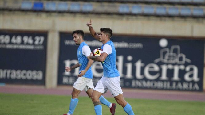 Manu Sarmiento celebra su gol de penalti mientras lleva el balón al círculo central.
