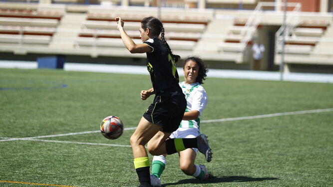 Andrea Tejedor, autora del primer gol, se marcha de una rival en el encuentro ante las verdiblancas.