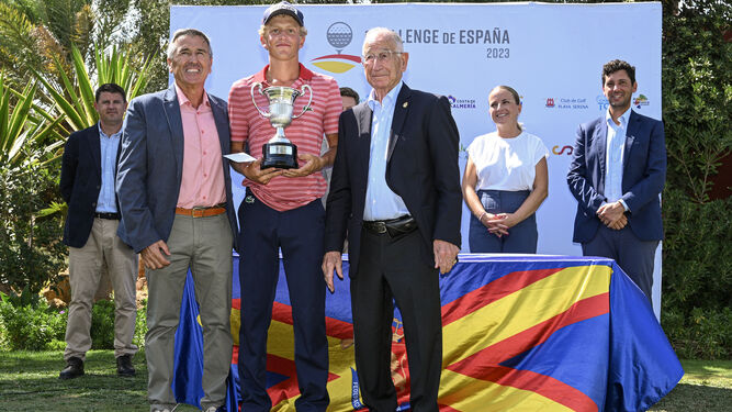 Martin Couvra el trofeo que le acredita como campeón del Challengue de España disputado en Roquetas de Mar.