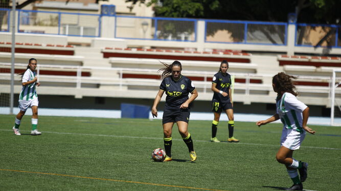 La jugadora almeriense Paqui Campoy con la posesión del balón en el partido del debut liguero.