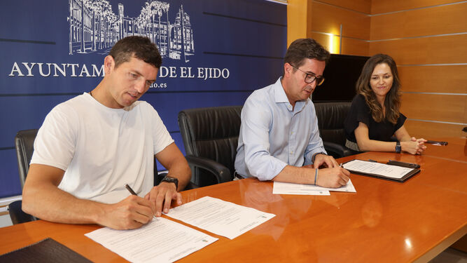 El windsurfista Víctor Fernández y el alcalde del municipio ejidense durante la firma de los contratos