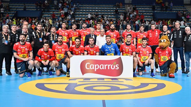 Selección Española de Balonmano posando con un rótulo de Caparrós.
