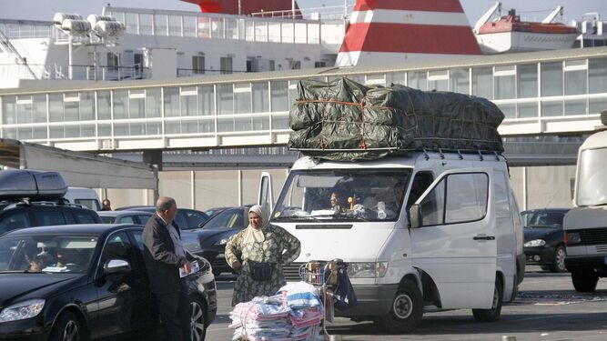 Vehículos en el Puerto de Almería esperando para embarcar.