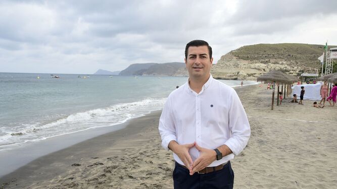 José Francisco Garrido, alcalde de Níjar en la playa de Agua Amarga.