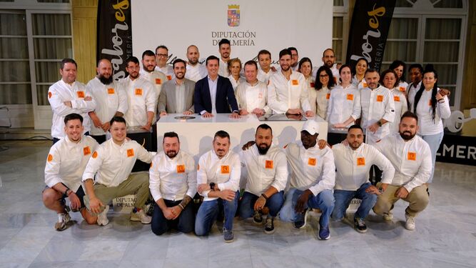 Foto de familia de cocineros, panaderos y reposteros de Almería Gastronómica junto al presidente de Diputación, Javier A. García, y el diputado de Promoción Agroalimentaria, Carlos Sánchez.