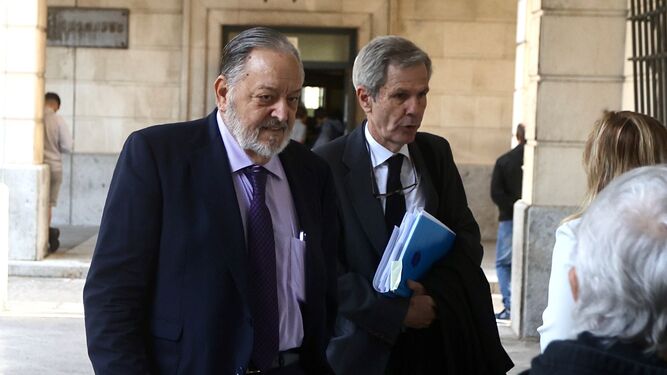 Eduardo Herrera llega a la Audiencia de Sevilla junto a su abogado, Adolfo Cuéllar.