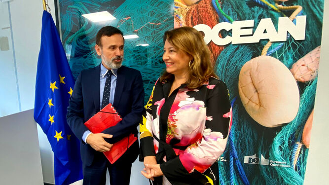 La consejera Carmen Crespo, con el director en funciones de Política Pesquera para el Mediterráneo y el Mar Negro, Stylianos Mitolidis en Bruselas.