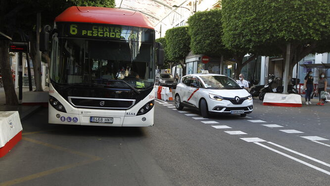 Autobús en el Paseo de Almería, donde la velocidad ha sido reducida