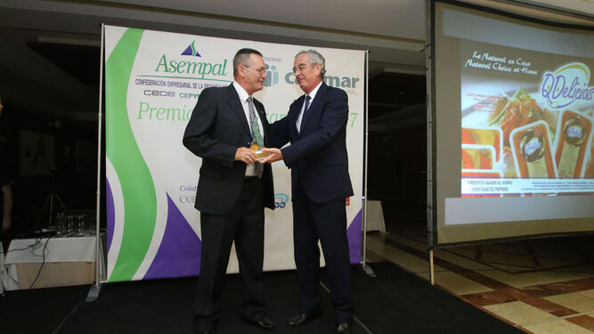 José Cano entregando un premio en una edición anterior de los Premios de Asempal.