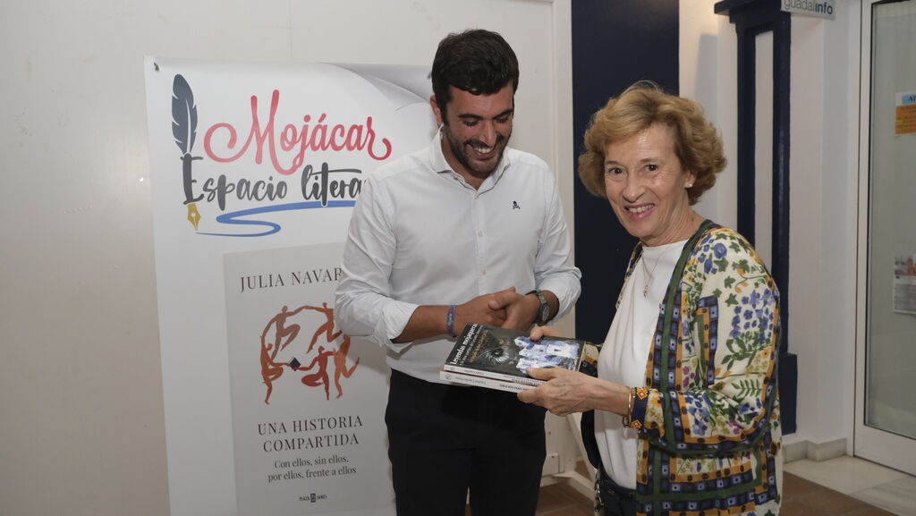 Im&aacute;genes de Diario de los Libros en Moj&aacute;car, con la escritora Julia Navarro