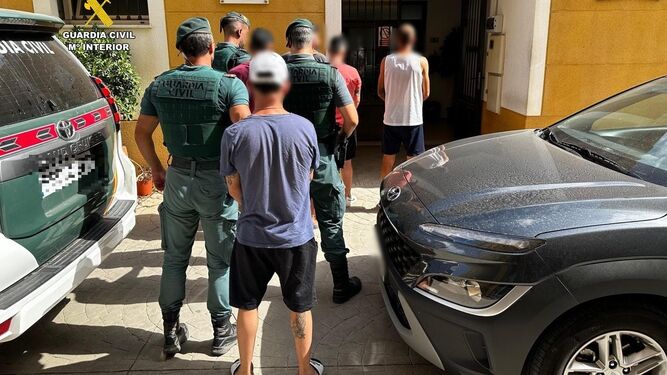 La Guardia Civil con los detenidos por la agresión a policías locales en Antas