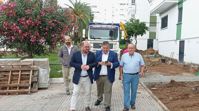 Visita municipal a la barriada Andalucía por las obras.