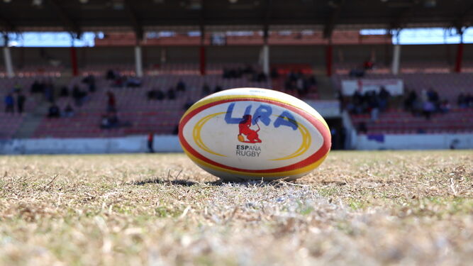 Imagen de un balón de rugby posado sobre la hierba del Juan Rojas antes de un partido de la pasada temporada.