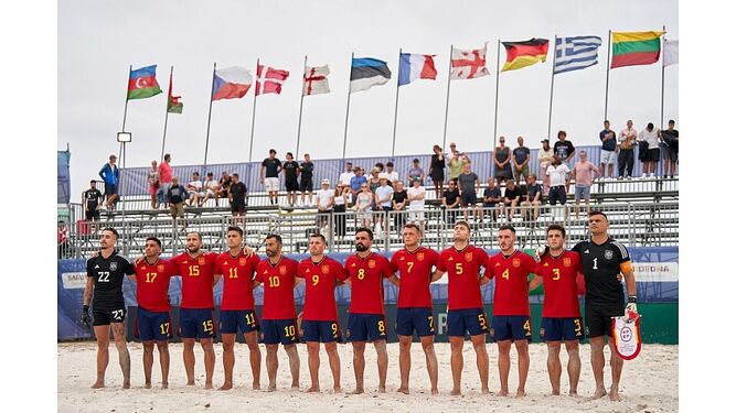 La selección española escucha himno antes de la disputa de un encuentro de esta competición.