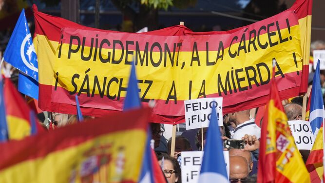 Miles de personas abuchean un vídeo de Sánchez en la manifestación contra la amnistía