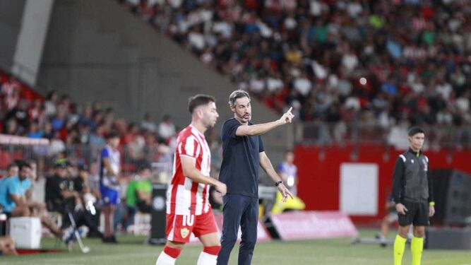 Vicente Moreno realiza una indicación durante el encuentro frente al Valencia.