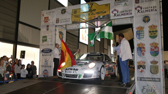 El piloto Aznar toma salida con su vehículo durante el Rallye Costa de Almería de la pasada edición.