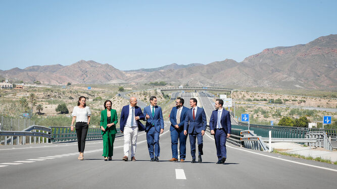Juanma Moreno y otras autoridades pasean por la Autovía del Almanzora instantes antes de su apertura.
