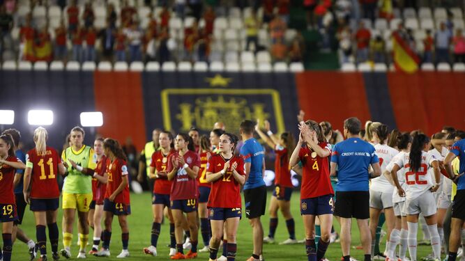 Las jugadoras españolas agradecen al público cordobés su apoyo.