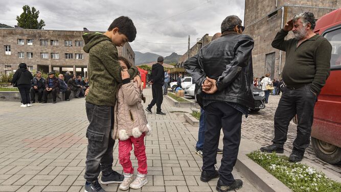 Armenios procedentes de Nagorno Karabaj esperan junto al centro de registro de Cruz Roja en la ciudad armenia de Goris.
