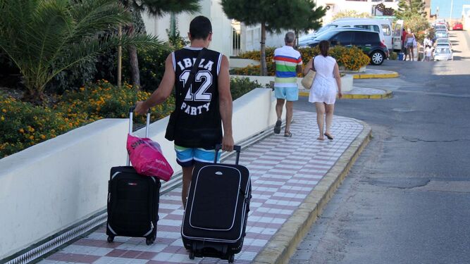 Un joven con maletas se dirige a un alojamiento en el levante almeriense