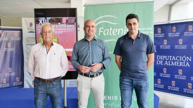 Foto de familia durante la presentación del Circuito Provincial de Tenis realizada en el Pabellón Moisés Ruiz..