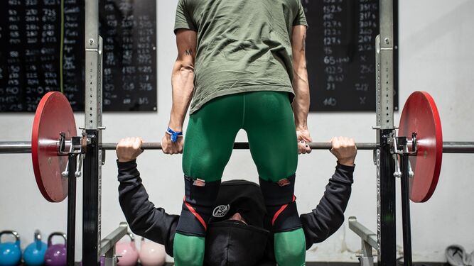 Dos personas entrenan en un gimnasio, en una imagen de archivo.