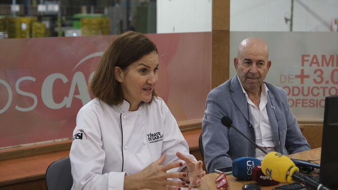 Samantha Vallejo, junto al presidente de CASI, Antonio Bretones, en la presentación de las I Jornadas de Sabor de CASI.
