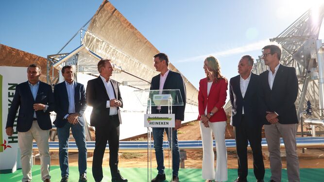 Pedro Sánchez, entre las autoridades invitadas a la inauguración de la planta termosolar de Heineken en Sevilla.