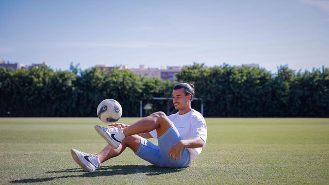 Aarón Romero da toques a un balón sobre la hierba del campo de La Vega de Acá en el que entrena el filial.
