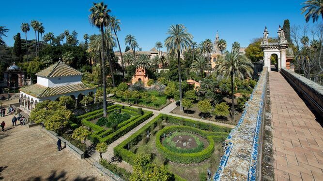 Jardines del Real Alcázar, con el Cenador de Carlos V a la izquierda de la imagen