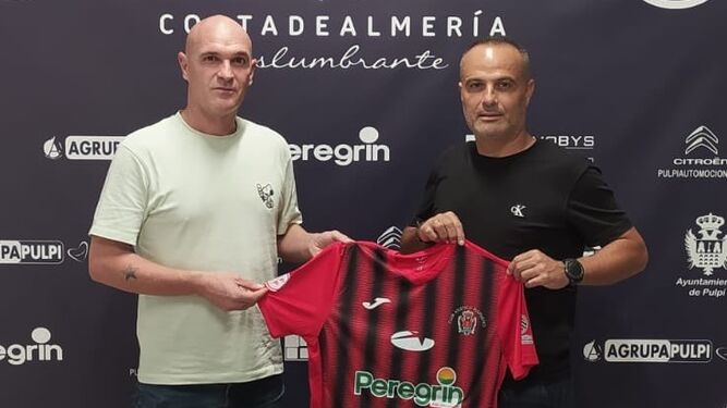 Paco Jurado, con camiseta blanca, ya posa con los colores de su nuevo equipo, junto al director deportivo, Gabi Belmonte