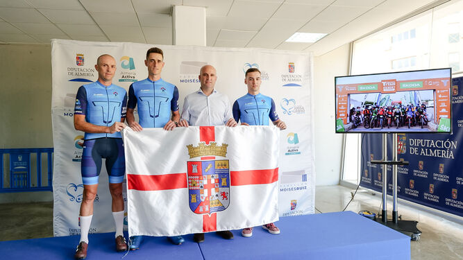 Foto de familia la presentación del el equipo ciclista de ‘Costa de Almería’ para esta prueba deportiva.