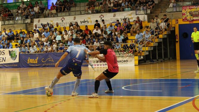 El celeste Juanan protege el balón ante la oposición de un rival en el anterior encuentro disputado en casa.