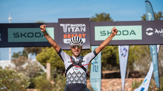 Fran Herrero celebra con los puños en alto su victoria en la primera etapa de esta Skoda Titan Desert Almería.