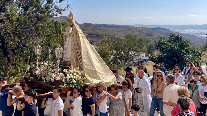 La imagen de la Virgen del Rosario es paseada en procesión dos veces en las fiestas