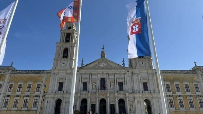 Las banderas monárquicas portuguesas ante la basílica de Mafra, este sábado