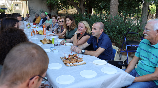 Desayuno saludable entre los usuarios del taller de jardinería en El Ejido