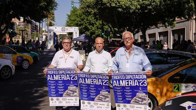 El diputado de Deportes y el presidente de la Federación Andaluza posan con el cartel del Campeonato Provincial de Automovilismo.