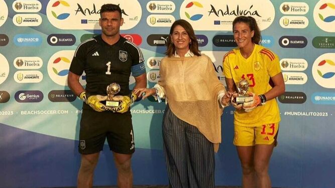 Dona posa junto a la guardameta de la selección española femenina con su trofeo al mejor portero de la competición.